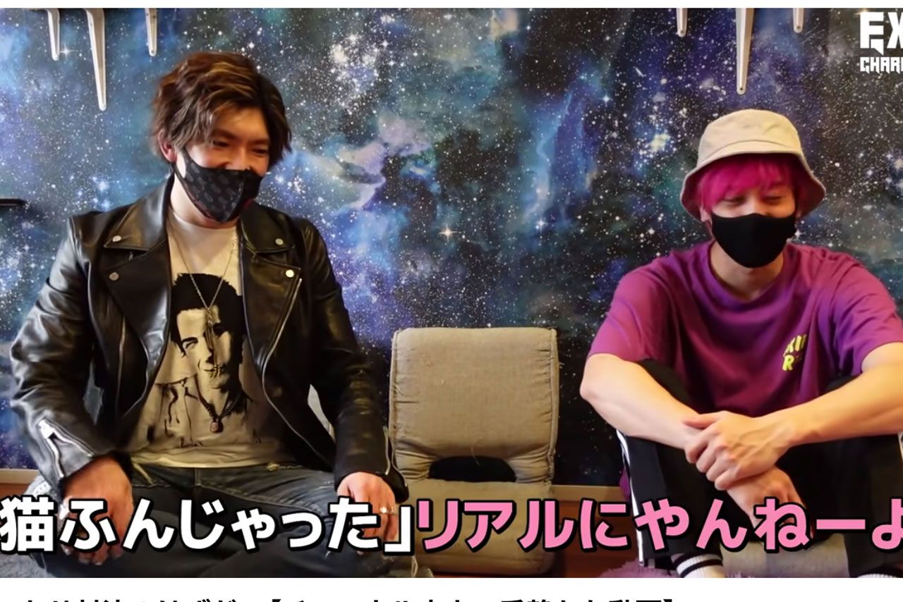 猫カフェでYouTube企画を行うEXIT（公式YouTubeより）