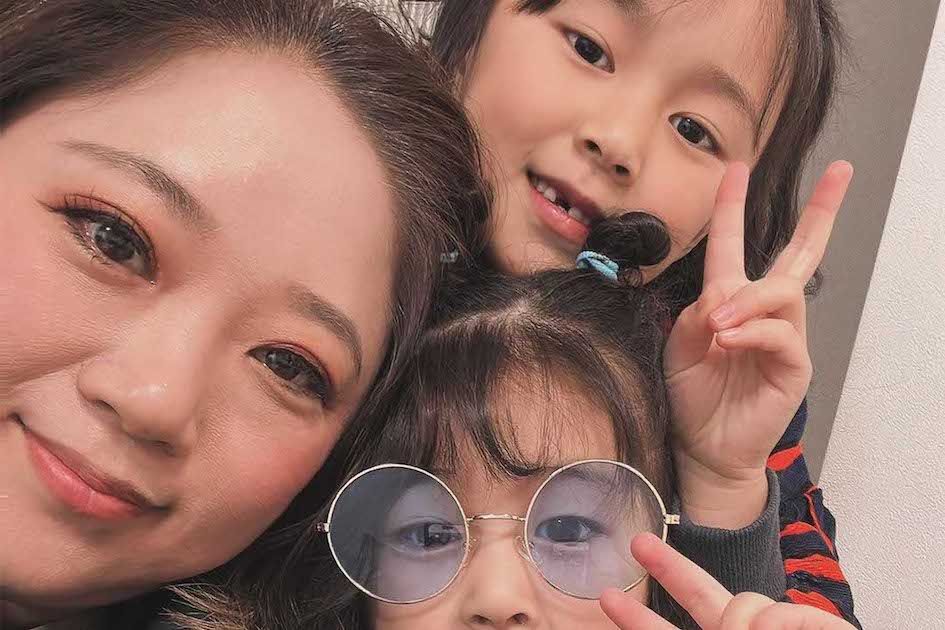 美奈子がインスタグラムに投稿した第7子の柚都ちゃん、第8子の小雪ちゃん、通称ゆづこゆとの3ショット