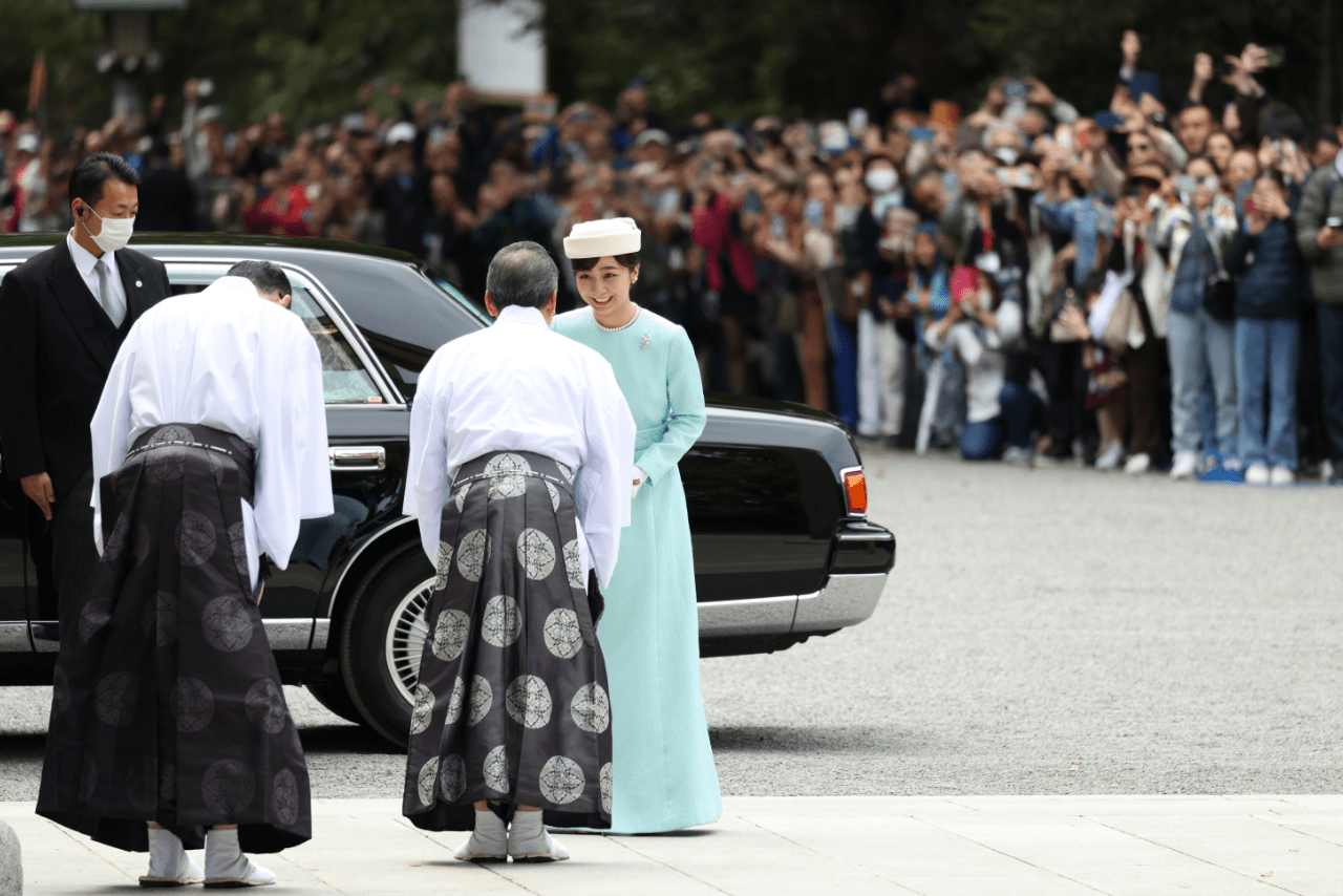 外国人観光客らも見守る中、明治神宮を参拝した佳子さま。集まった人たちに笑顔で会釈も（4月12日）