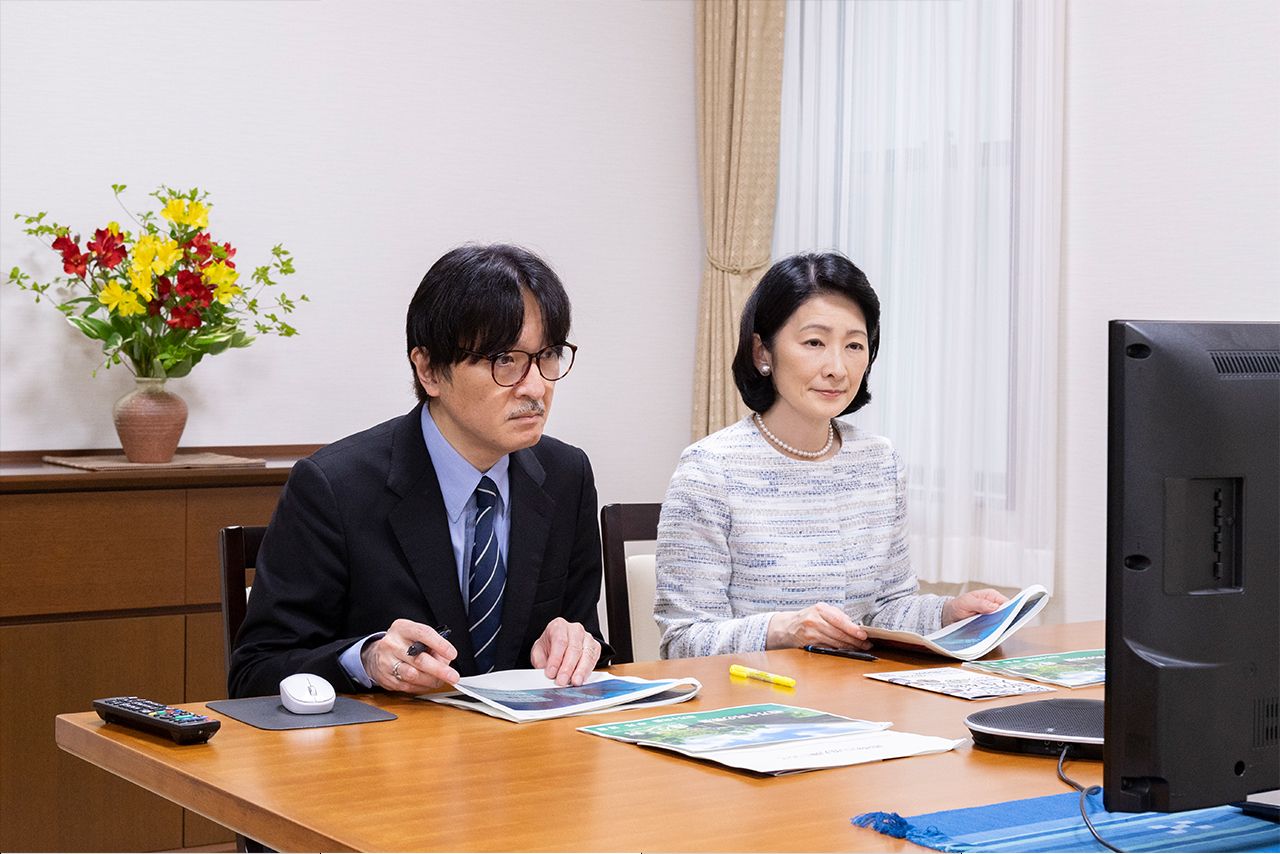 眞子さまを見守りつつ、日々のオンライン公務に取り組まれている秋篠宮ご夫妻（5月17日）