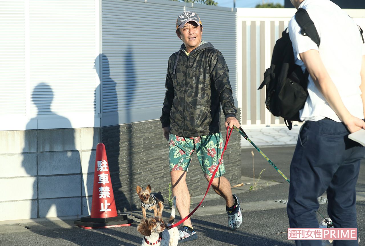 散歩中の坂上忍