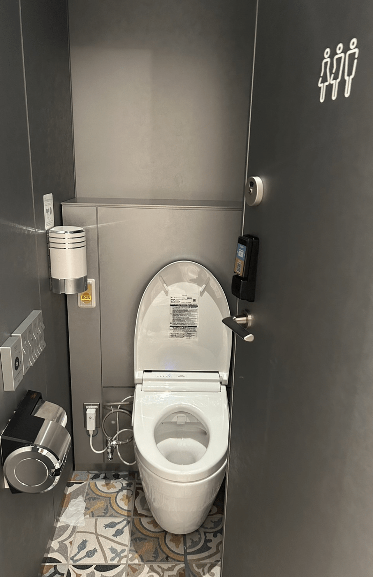 「オールジェンダートイレ」個室内。半畳くらいの広さだ