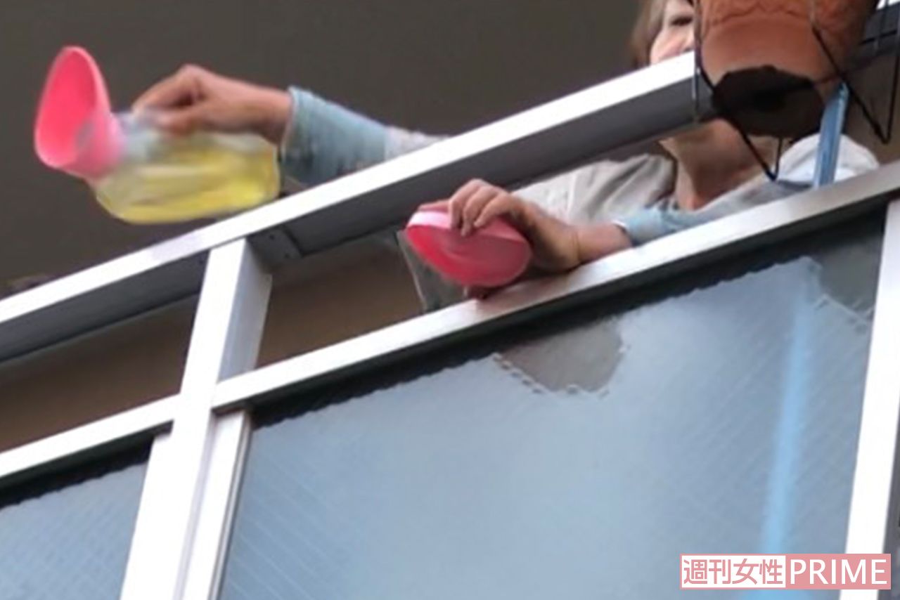 「何かわかってるんか？」と尿瓶のようなものに入っている黄色い液体をまき散らす容疑者。ニオイからして尿らしいが……