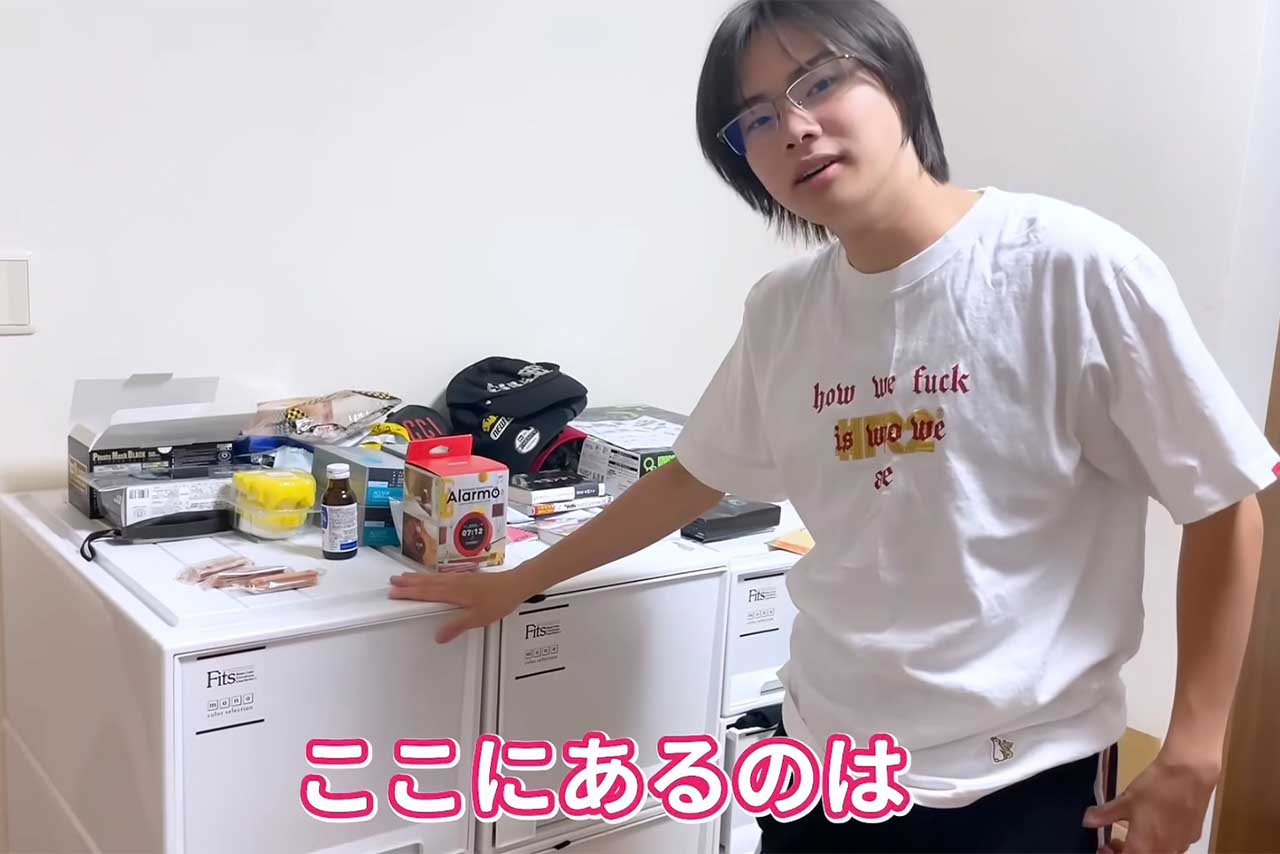 棚には単語帳など…。すっかり受験生の風格に（母・ちいめろの公式YouTubeより）