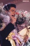 第18回『日本歌謡大賞』で大賞を受賞した近藤真彦、花束抱え男泣き!(1987年)