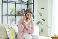「親が倒れているかも」離れて暮らす子どもの不安を減らす!専門家が指南する“見守りサービス”の最適解と5つのコツ