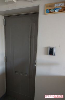 現場となった津田容疑者の部屋からは異臭が漂っていた
