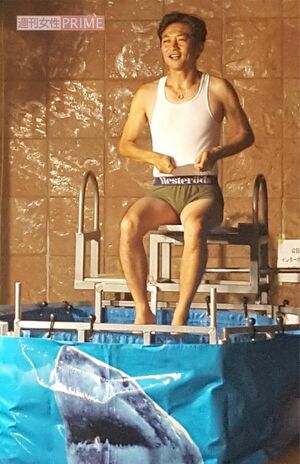 スタッフが用意したプールで下着姿になって涼む国分太一（元スタッフ提供）