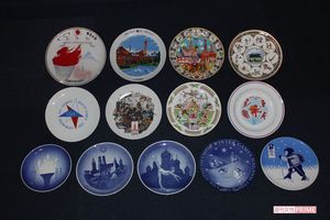 オリンピック記念皿。有名メーカーの商品も多数（藤瀬教授所蔵）