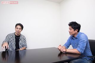 興味深そうに瀧川鯉斗（左）の話を聞く原田龍二（右）
