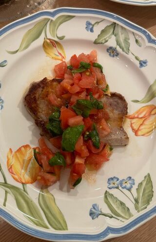 茶さんの大好物のお肉も、トマトをのせるなど夏向けにさっぱりと味をアレンジして