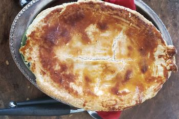 「“ロンドンパブ行きたいな～”って唸ってる旦那。だからステーキ＆キドニーパイ作ってみました。スジ肉のビーフシチューにマッシュドポテト＋キンピラ下に敷いてみたら最高です！！」（2020年7月21日／写真は『かおり的家ご飯』より）