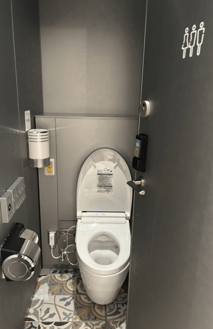 「オールジェンダートイレ」個室内。半畳くらいの広さだ