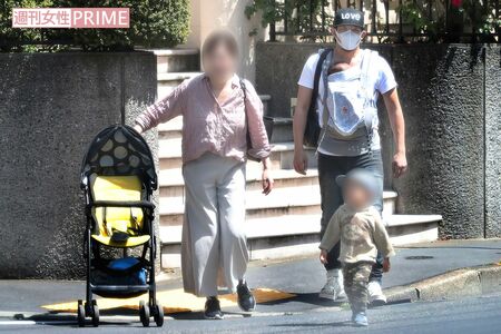 新しく生まれた子どもを抱っこひもで抱え家族全員で外出するファンキー加藤