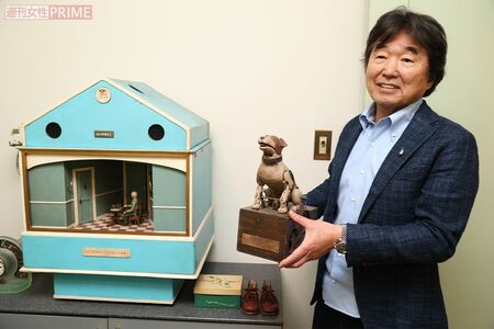 からくり人形を手に、現代作家のムットーニ（武藤政彦）の作品『天使が来た夜』を熱く語る。コレクションはブリキのおもちゃにとどまらない　撮影／近藤陽介