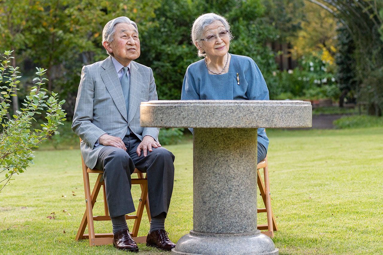 令和3年10月、退位されて穏やかな日々を送られる上皇ご夫妻。『仙洞仮御所』のお庭で談笑されて。