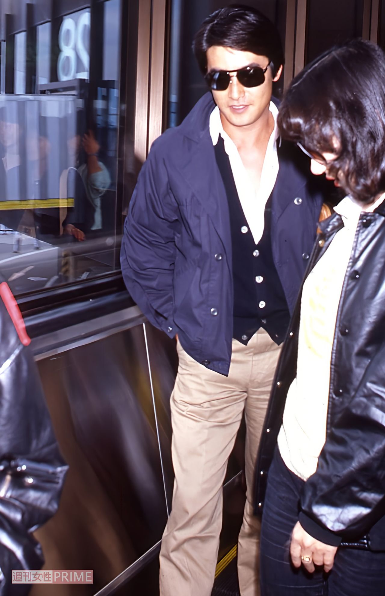 空港の動く歩道でも直撃インタビューが行われていた