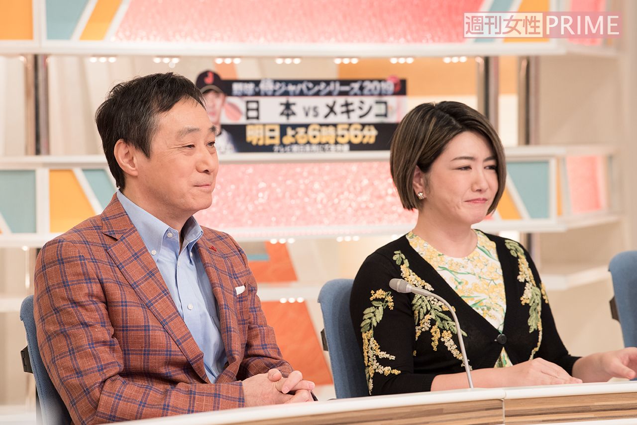 【10:25】いよいよ第1部の本番がスタート。昔から分厚い台本はスタジオに持って入らないのが流儀だそうで、「生のやりとりが大事。質問を振られて戸惑うのも、生のリアクションとして大事にしています」　撮影／山田智絵