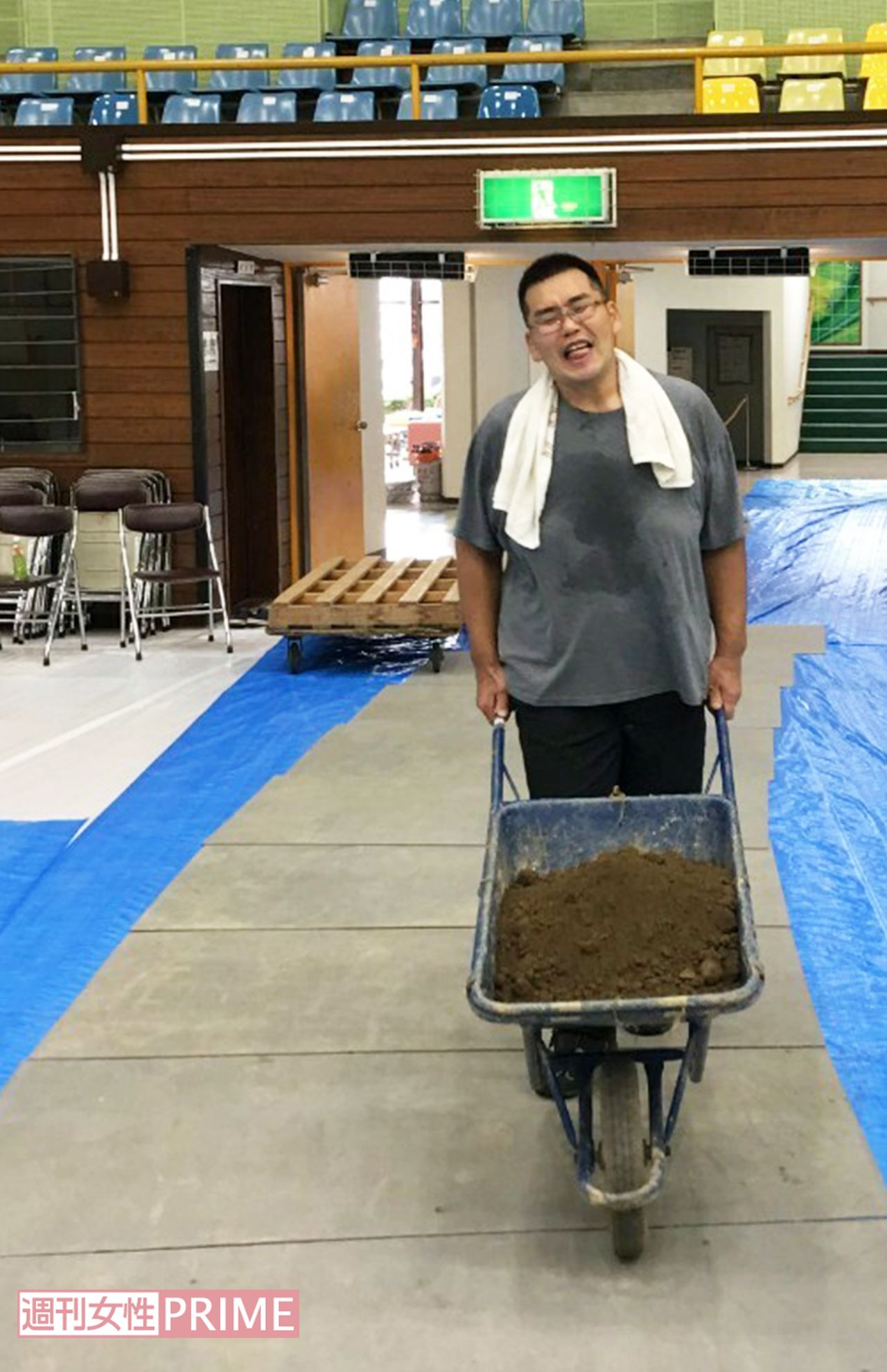 さいたま巡業では、勧進元を務めながら自らも土俵作りに参加