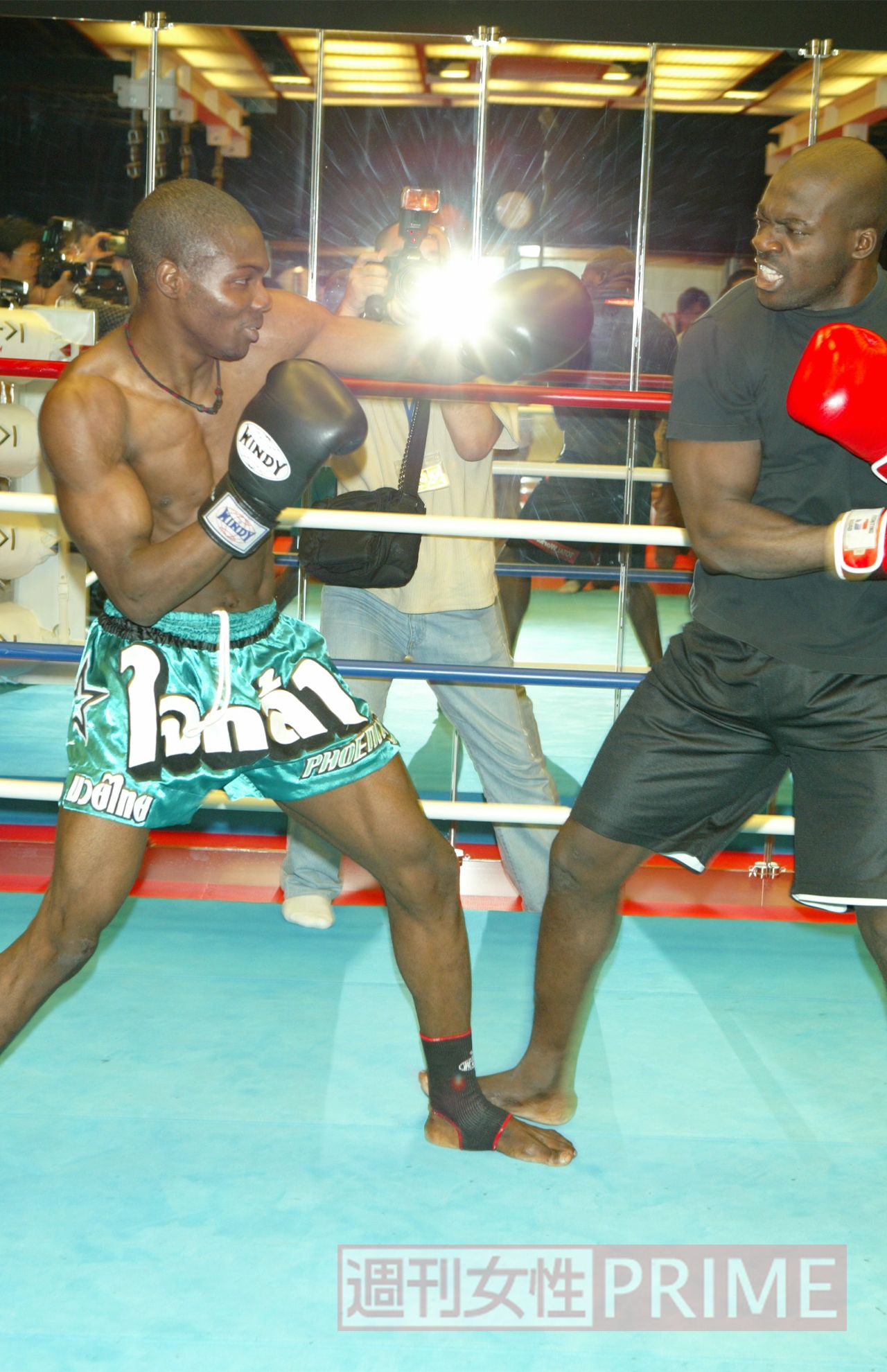 弟のアンディ・オロゴンとスパーリングをするボビー（'06年8月）