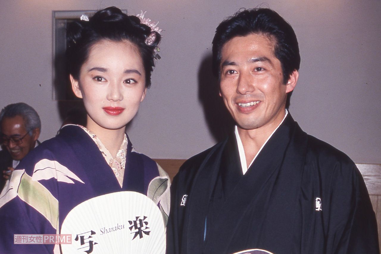 葉月里緒奈（左）