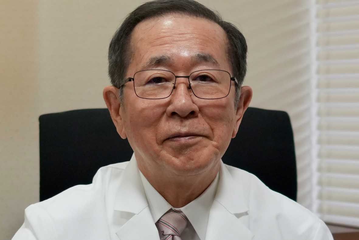 中野義澄先生神経内科専門医。中野内科クリニック院長。半世紀以上にわたり医療の現場に立ち続け、80歳を超えた今も現役の医師として活躍。神経難病の在宅医療の経験を生かし、介護付き有料老人ホーム「あすみが丘グリーンヒルズ」も経営している。