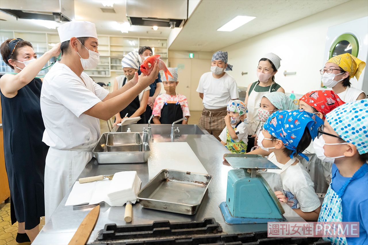 絵本さながらの解説。イベントに参加した子どもたちも魚に興味津々で目を輝かせる　撮影／伊藤和幸