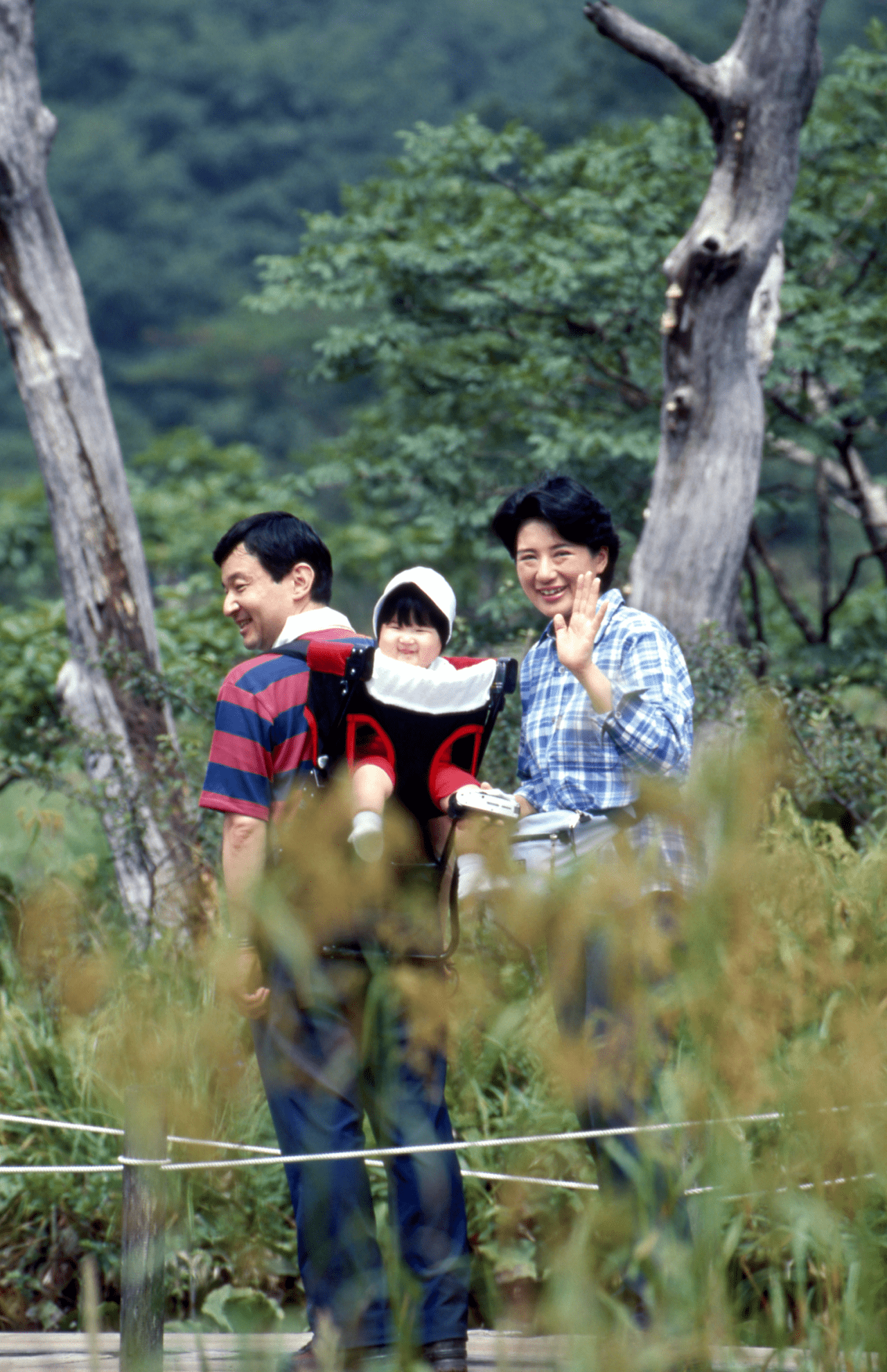 '02年8月、那須塩原市にある沼原湿原を散策される天皇ご一家。この年は2度那須に足を運ばれた