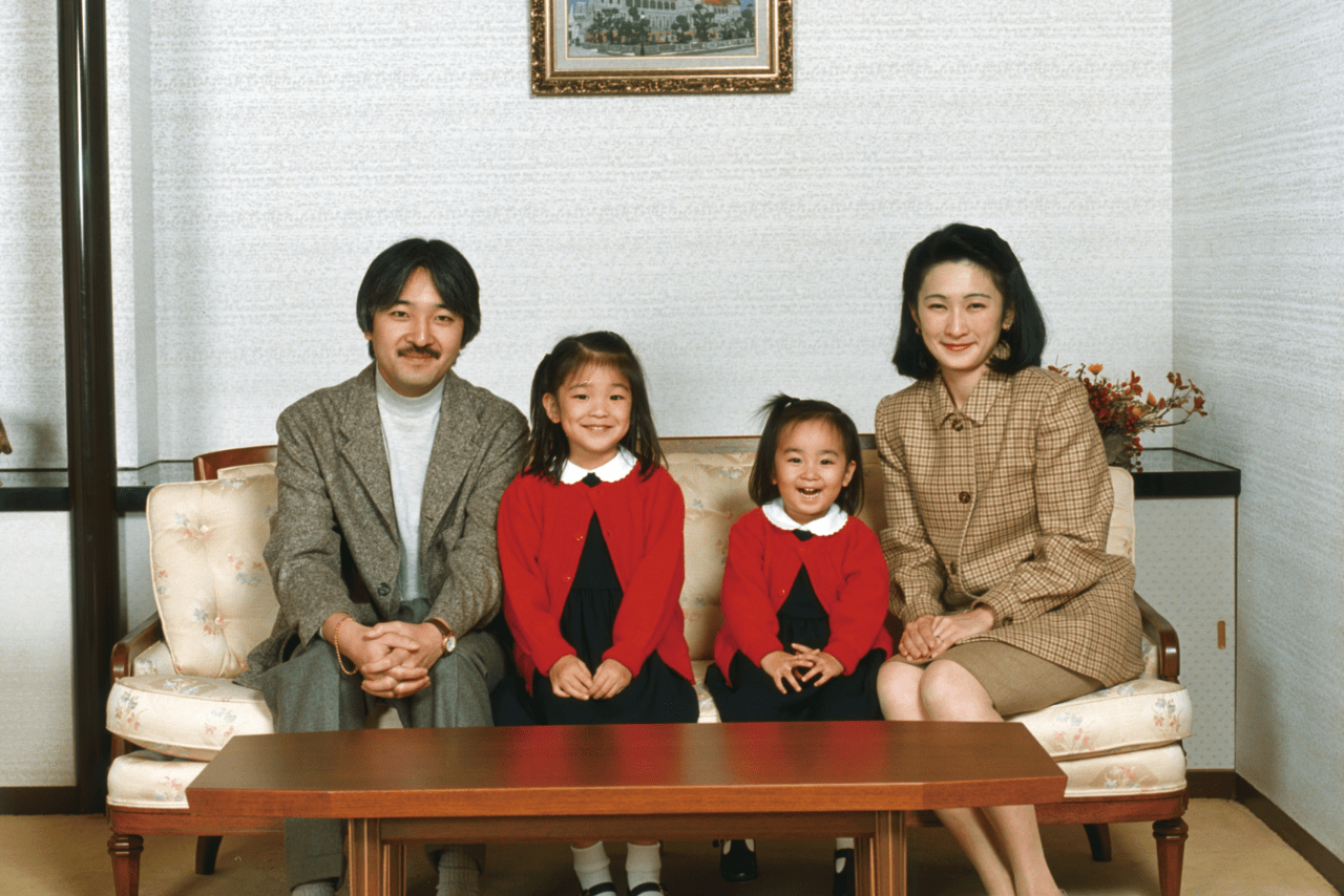 秋篠宮さま32歳の誕生日に公開された家族写真。6歳の子さんと2歳の佳子さまはペアルック（写真／宮内庁）