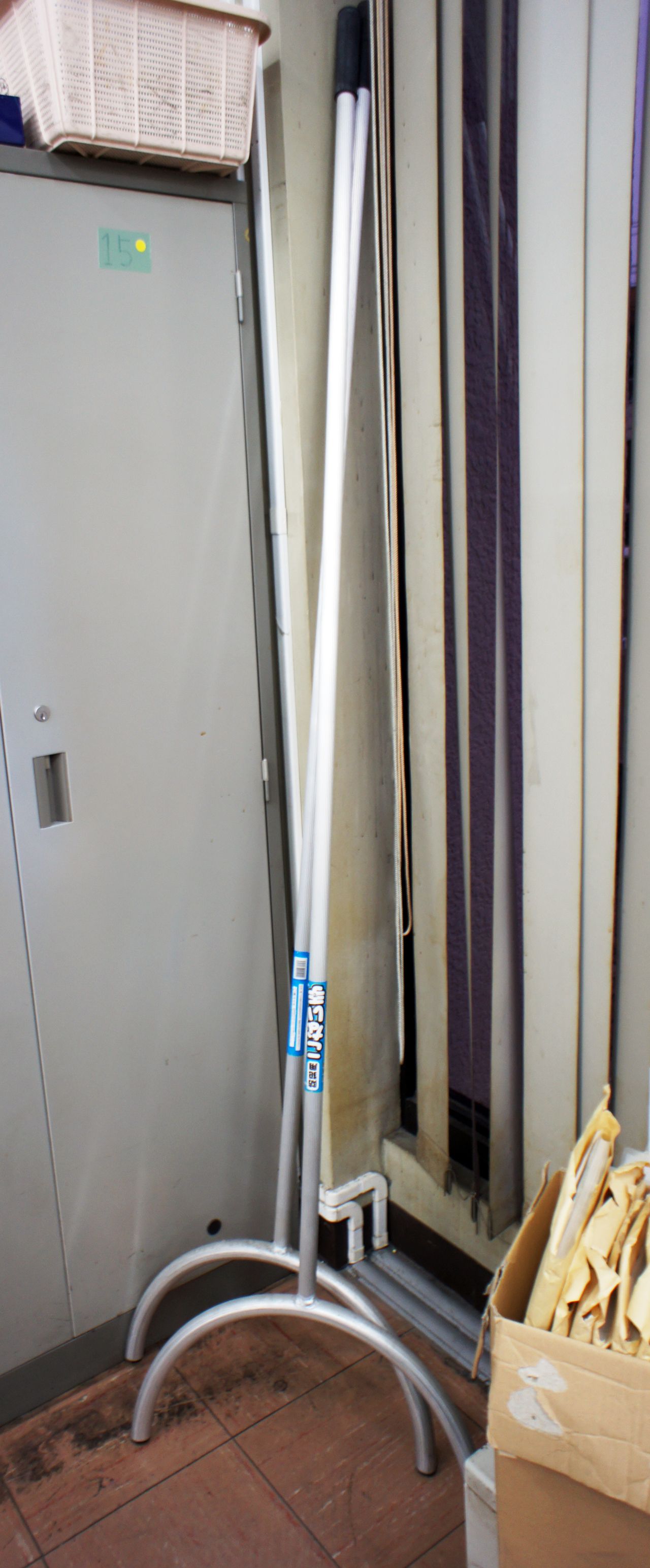 小田原市役所では切りつけ事件後、生活保護などの窓口付近に「刺股（さすまた）」を配備する（※通常は目に触れないよう置いている）