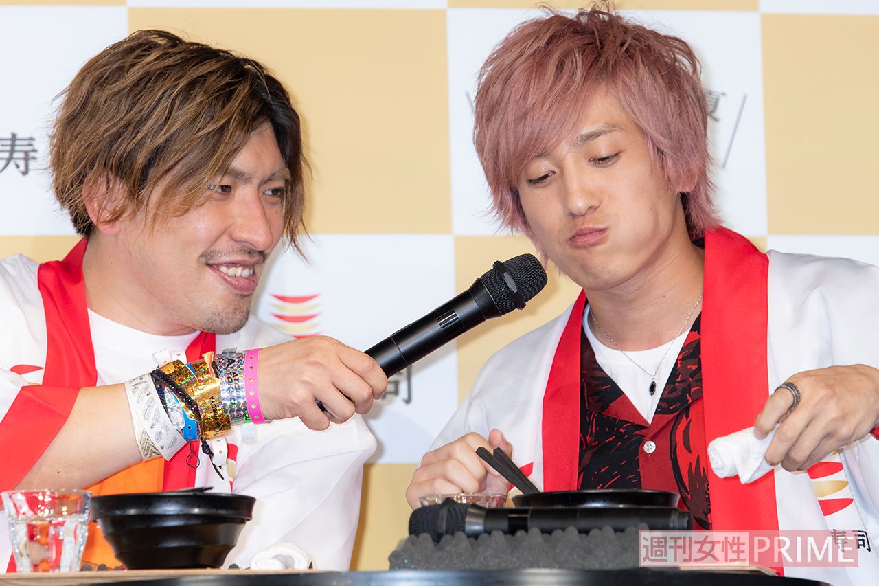 寿司を頬張る兼近にマイクフォローをしてあげる兄のような相方りんたろー。