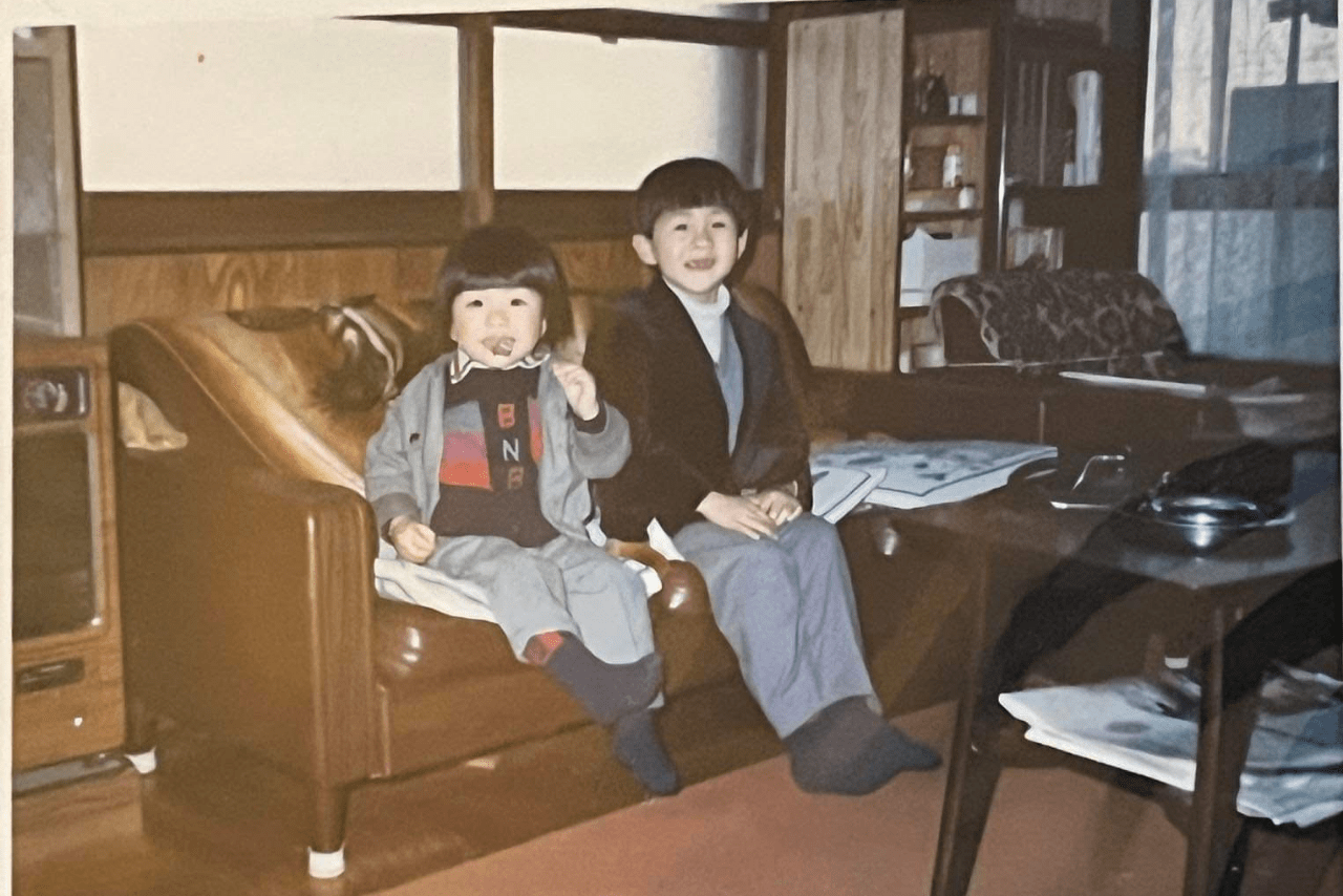 3歳違いの兄とパチリ。パッツン前髪が愛くるしい