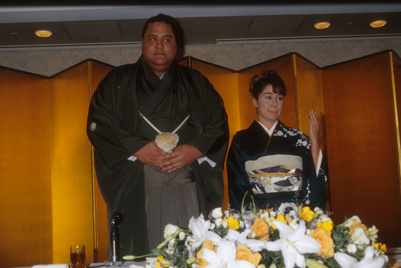 1998年、結婚会見を行った名横綱・曙太郎さんと麗子夫人
