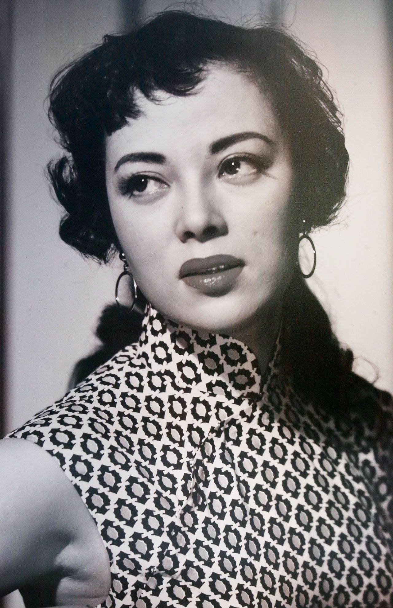 エキゾチックな表情が印象的な山口の1枚は、東京・銀座にスタジオを構え、映画雑誌『映画ファン』で多くのスターを撮影したカメラマン、早田雄二によるもの　(C)Yuji Hayata／JDC