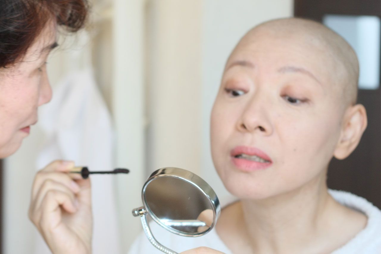 想定はしていた抗がん剤による脱毛。「家族が笑い飛ばしてくれたから、私も笑って乗り越えられました」と財目かおりさん