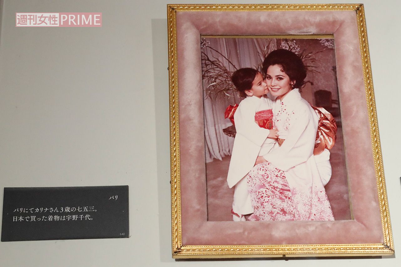 若かりし頃のデヴィ夫人と娘・カリナさん（2020年『デヴィ・スカルノ展』より）