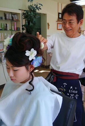 美容師である石川さんは娘の成人式に髪をセットすることを目標としていた