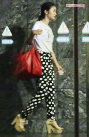 玉森とマンションから外出する観月あこ（山内舞）2013年9月