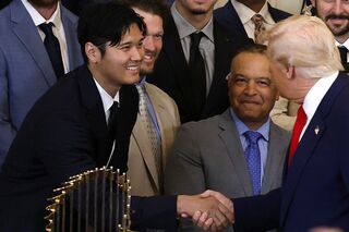 現地時間2025年4月7日にホワイトハウスを訪問してトランプ大統領と握手を交わした大谷翔平／共同通信社