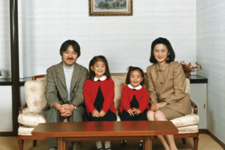 秋篠宮さま32歳の誕生日に公開された家族写真。6歳の子さんと2歳の佳子さまはペアルック（写真／宮内庁）