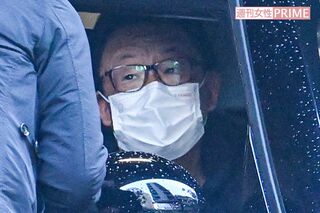 ときおり笑みを見せながら『週刊女性』からの直撃に答える梅沢富美男