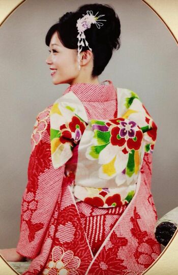 大学時代の絢奈容疑者は笑顔が目立つ（本人のSNSより）