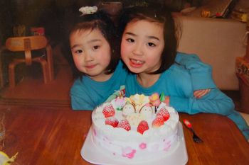 震災の8日前に、祖父の誕生日とひな祭りを祝ったという。これがお姉ちゃんと撮った最後の写真となった（写真／家族提供）