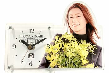 Vol.01封入の応募ハガキに、Vol.02とVol.03封入の応募シールを貼って、期間内（11月22日〜12月16日、当日消印有効）に応募すると、抽選で150名様に直筆サイン入りオリジナル卓上時計が当たる