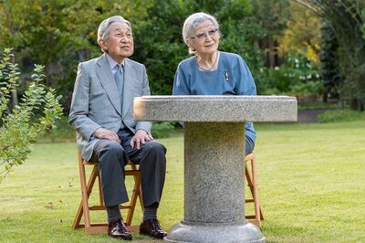 令和3年10月、退位されて穏やかな日々を送られる上皇ご夫妻。『仙洞仮御所』のお庭で談笑されて。