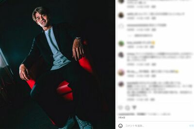 マインツ移籍が発表された7月4日、赤いソファーに腰掛けてドヤ顔する佐野海舟（公式インスタグラムより）