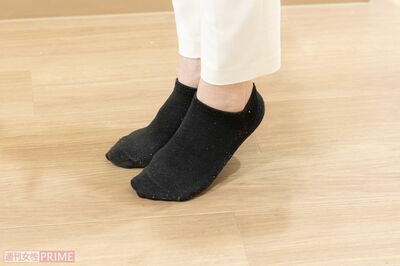 2.軽く勢いをつけて爪先を下ろし、爪先立ちになる。（撮影／齋藤周造）