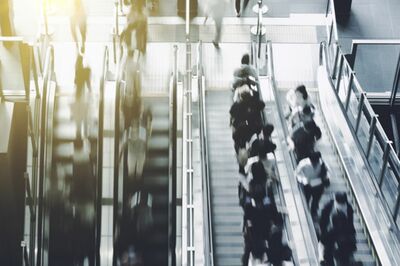 全国的には「左立ち」関西では「右立ち」、独自のエスカレーター文化が生まれた理由