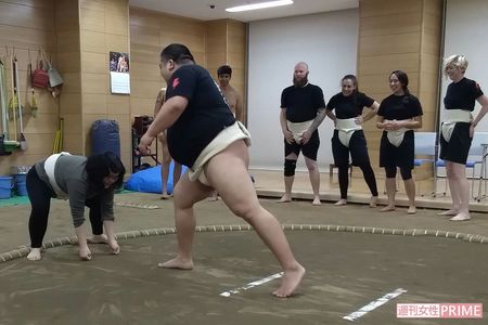 先生めがけてぶつかり稽古をする著者