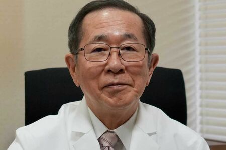 中野義澄先生神経内科専門医。中野内科クリニック院長。半世紀以上にわたり医療の現場に立ち続け、80歳を超えた今も現役の医師として活躍。神経難病の在宅医療の経験を生かし、介護付き有料老人ホーム「あすみが丘グリーンヒルズ」も経営している。